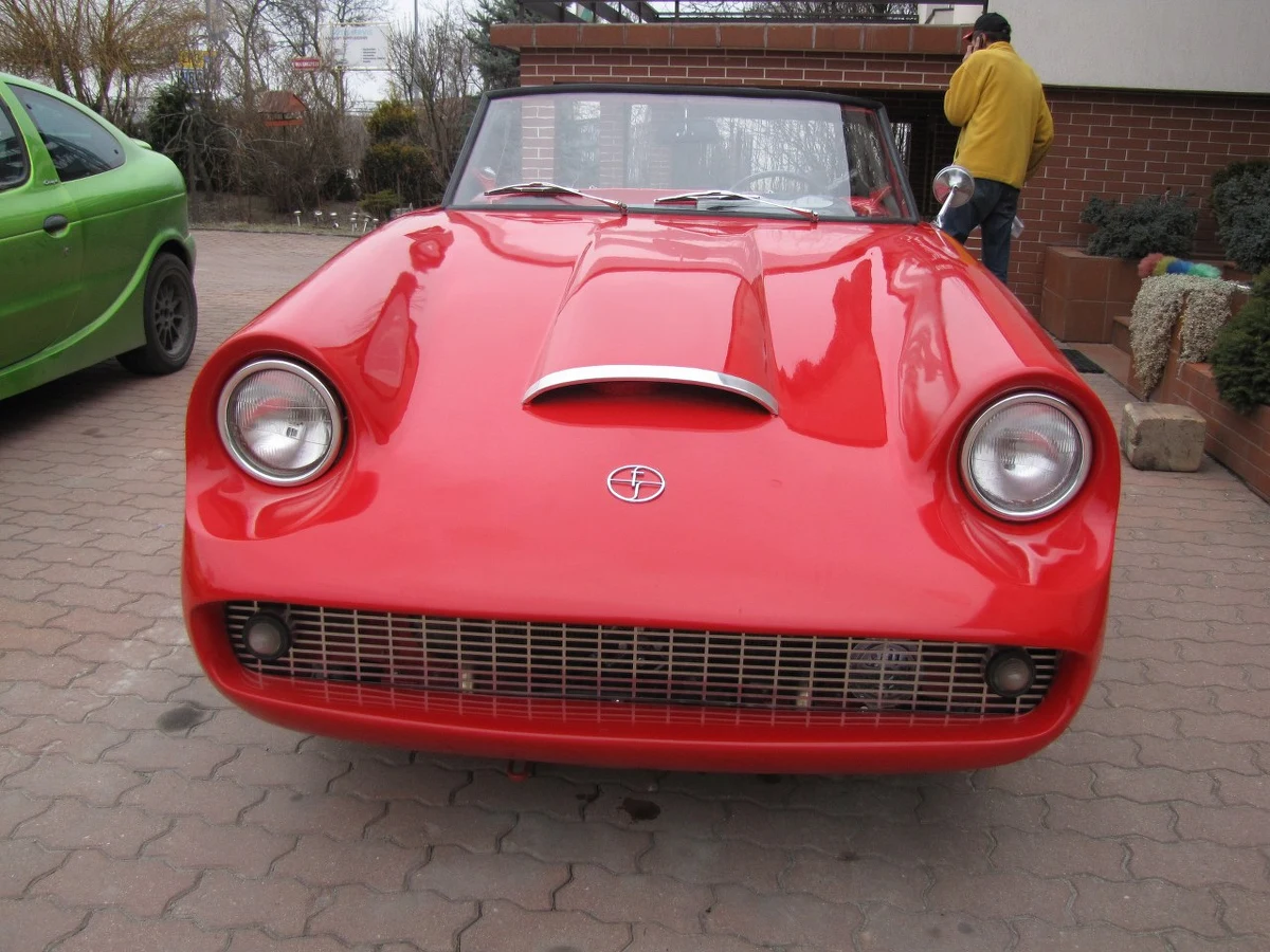 W Lublinie powstała replika Syreny Sport - samochodu, który nigdy nie trafił na linię produkcyjną. Czerwony kabriolet powstał głównie na podstawie zdjęć oryginału. Pod koniec kwietnia zostanie oficjalnie zaprezentowany. Wy możecie zobaczyć go już teraz.