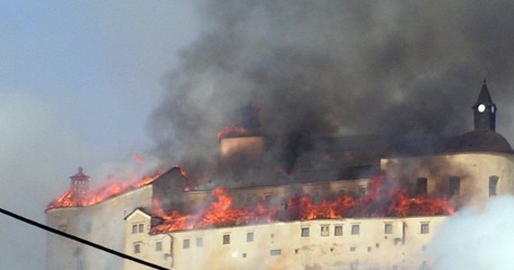 Na osiem milionów euro wyceniono wstępnie straty, jakie w poprzednią sobotę wyrządził pożar Krasnej Horki - jednego z najpiękniejszych zamków na Słowacji. Ogień zaprószyło dwóch chłopców, którzy na zamkowym wzgórzu palili papierosy. Mimo szybkiej interwencji strażaków płomienie strawiły wszystkie dachy i zamkową wieżę, wewnątrz której stopiły się trzy dzwony. Częściowo spłonęły również gotyckie wnętrza.