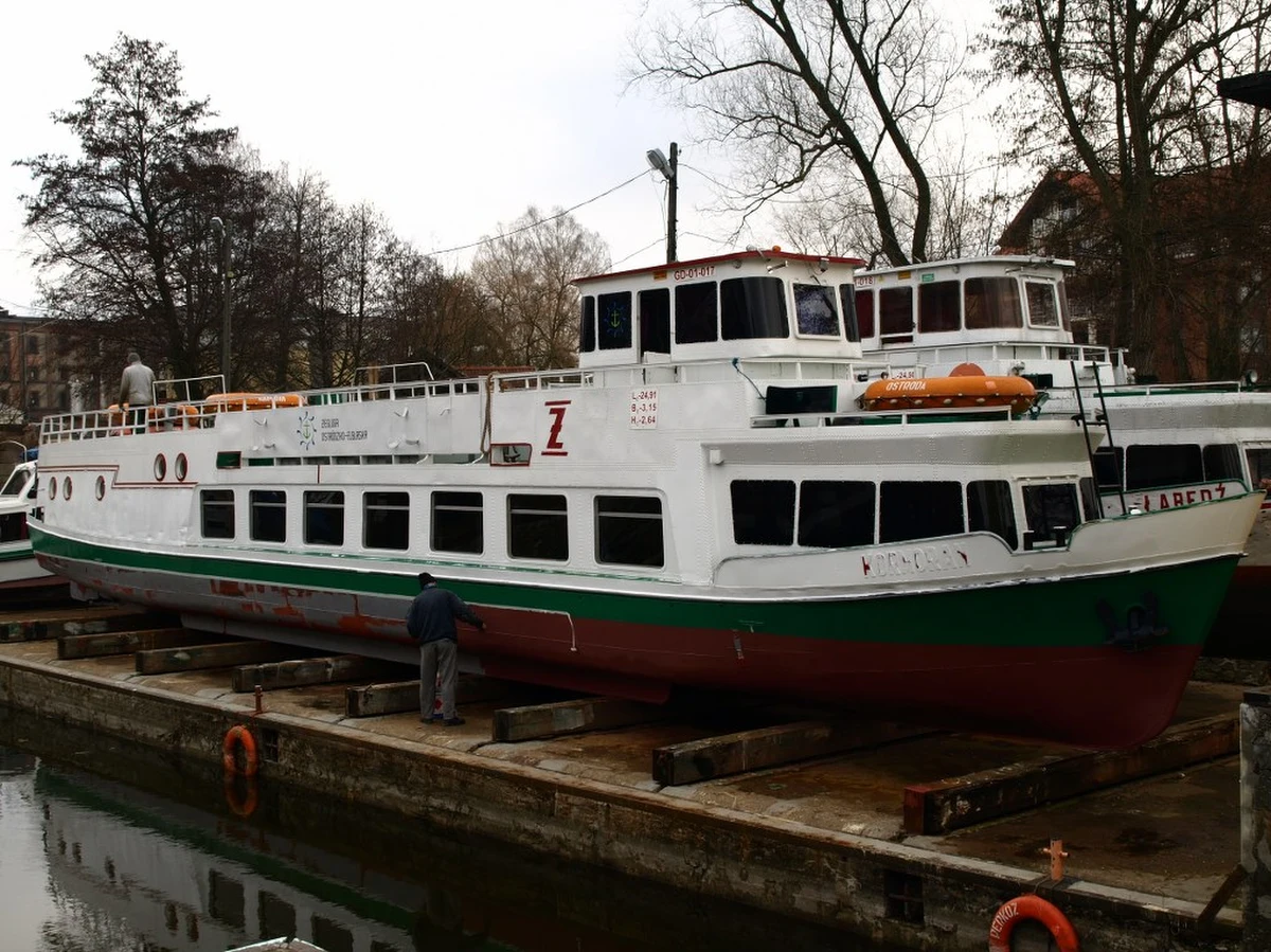 Nawet milion złotych będzie musiała znaleźć mazurska Ostróda, by wyremontować statki wycieczkowe, które miały być atrakcją Kanału Ostródzko-Elbląskiego. Zamówione przez miasto jednostki, zamiast przyciągać turystów, okazały się finansową kulą u nogi niewielkiego samorządu.