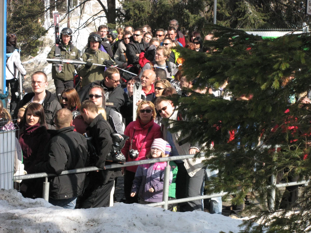 W kalendarzu wiosna, a w Tatrach wciąż prawie dwa metry śniegu. Idealne warunki przyciągnęły do Zakopanego tłumy turystów. W ten weekend oprócz dobrej pogody czeka na nich kilka ciekawych imprez.