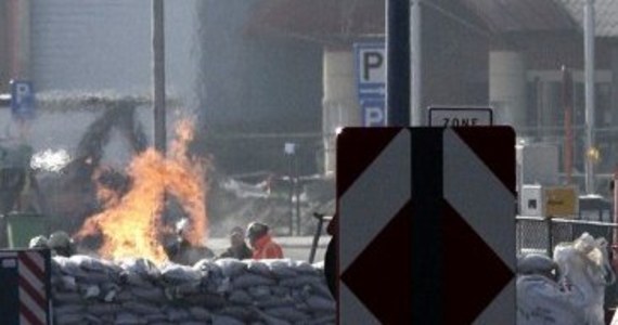 Nawet tydzień może płonąć uszkodzony pojemnik na gaz LPG na stacji benzynowej w Wetteren w Belgii. Pożar wybuchł po tym, jak w nocy z piątku na sobotę w instalację wjechał pijany kierowca. Służby otworzyły już autostradę E40 z Brukseli do Gandawy, która była zamknięta bezpośrednio po wypadku.