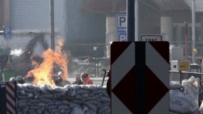 Groźny pożar na stacji benzynowej w Belgii. Kierowca wjechał w pojemnik z gazem