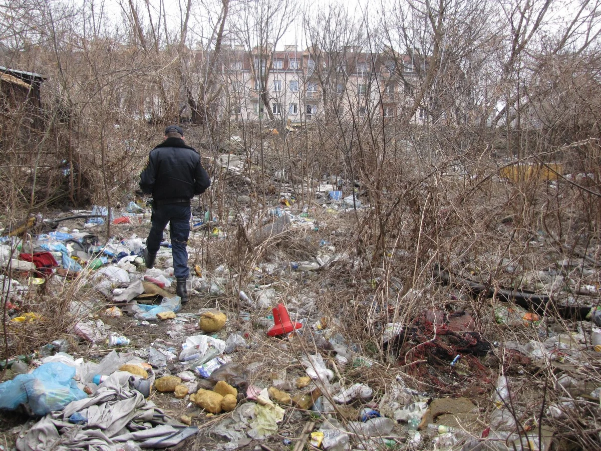 Władze Lublina wypowiedziały wojnę dzikim wysypiskom. Na tym się jednak skończyło, bo ratusz nie podjął na razie żadnych działań zmierzających do usunięcia ton śmieci zalegających w mieście. Nasz reporter Krzysztof Kot odwiedził jedno z dzikich składowisk przy ulicy Wspólnej 20 w Lublinie. Góra odpadków leży tam od dwóch lat. Straż miejska fotografuje, kieruje sprawy do sądu, a śmierci jak leżały, tak leżą.