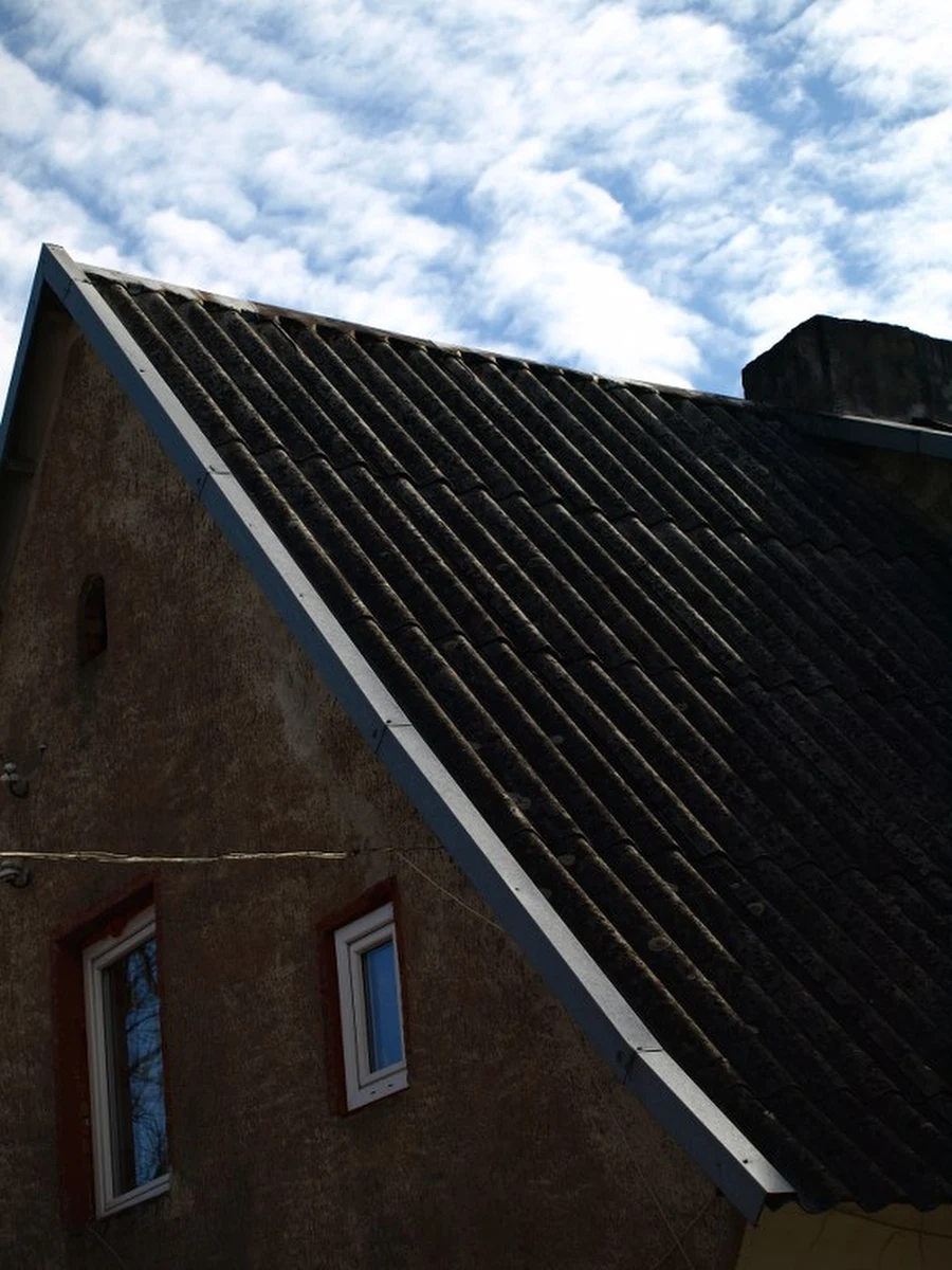 Tylko do końca marca gminy mogą składać wnioski o dofinansowanie usuwania i utylizacji szkodliwego azbestu pokrywającego dachy. Niestety - na Warmii i Mazurach taki wniosek jak na razie złożyły jedynie 3 samorządy.