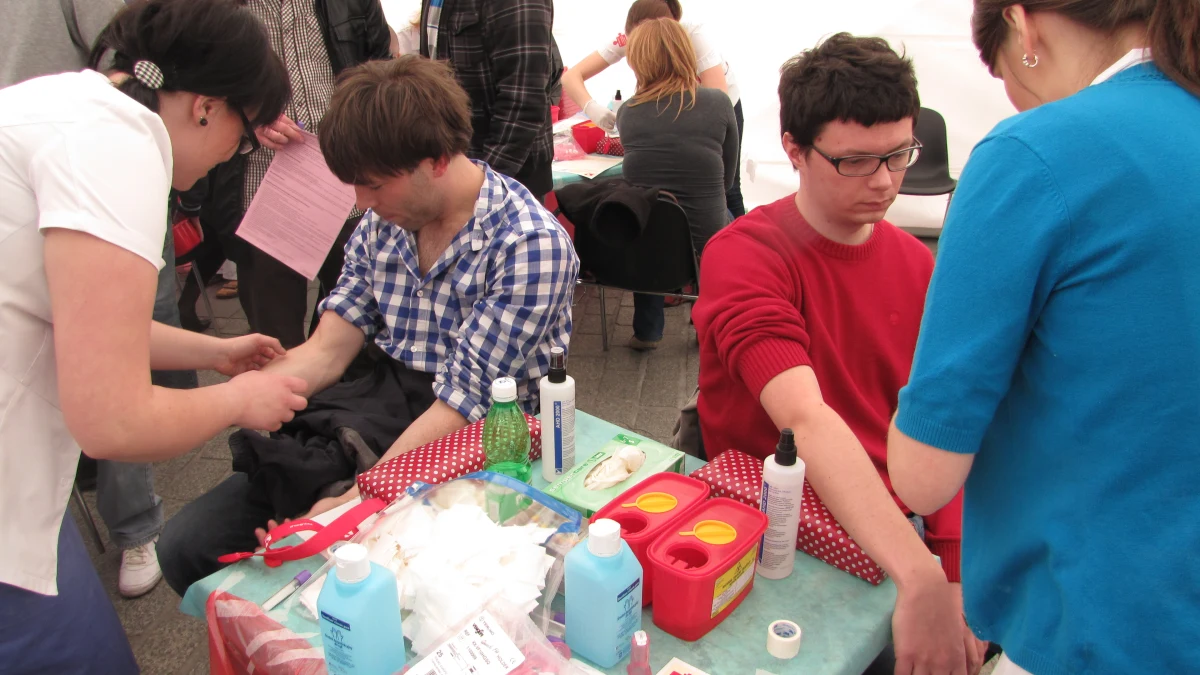 Kilkaset osób oddało dziś w Krakowie krew do badania, a tym samym zarejestrowało się w bazie danych dawców szpiku kostnego. Wszystko w ramach trwającej na krakowskim Rynku akcji związanej z Dniem Dawcy Szpiku. Jej celem jest pomoc osobom chorym na białaczkę.