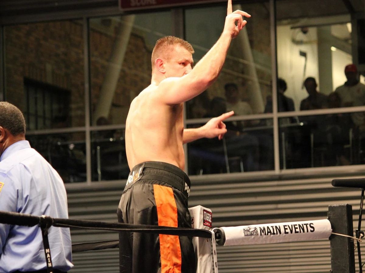 Prawdopodobnie trzy wybite palce i spuchnięte ręce. To cena, jaką zapłacił Tomasz Adamek za zwycięstwo w walce z Nagym Aguilerą. W poniedziałek dłonie polskiego boksera zostaną prześwietlone. Dopiero wówczas będzie można powiedzieć, jak będą wyglądały przygotowania do kolejnej walki "Górala".