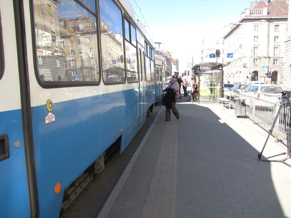 Podwójny, eksperymentalny przystanek we Wrocławiu musi zostać poprawiony. Miał rozładować korki tramwajowe, a stanowi zagrożenie dla pasażerów. 

