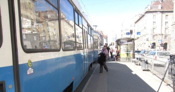 Podwójny, eksperymentalny przystanek we Wrocławiu musi zostać poprawiony. Miał rozładować korki tramwajowe, a stanowi zagrożenie dla pasażerów. 

