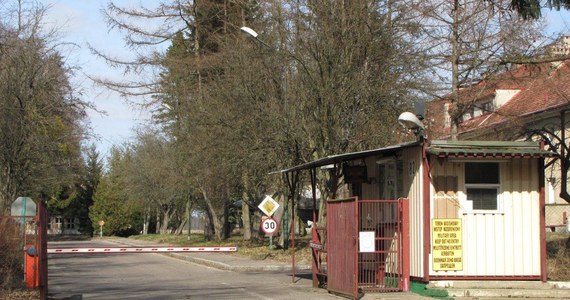 Słupska policja odnalazła właściciela awionetki porzuconej na nieczynnym lotnisku w Redzikowie pod Słupskiem w województwie pomorskim. Pilot wylądował tam w sobotnie popołudnie i porzucił samolot. Mężczyzna tłumaczył, że awionetka miała awarię, a pracownicy ochrony lotniska byli aroganccy, dlatego nie chciał z nimi rozmawiać. Sprawę wyjaśnia policja.