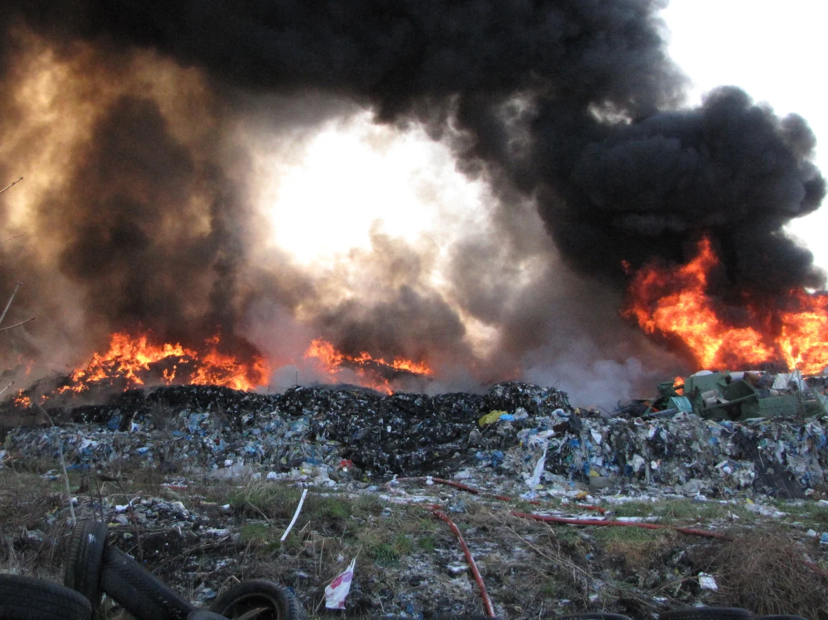 Płonie 1,5 tysiąca metrów kwadratowych wysypiska śmieci w Sierakowie koło Szczecina. Strażakom udało się ochronić przed zapaleniem pobliski las, cały czas jednak płomienie trawią tony śmieci. Prawdopodobnie ktoś podpalił wysypisko.