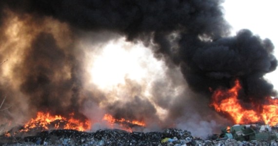 Płonie 1,5 tysiąca metrów kwadratowych wysypiska śmieci w Sierakowie koło Szczecina. Strażakom udało się ochronić przed zapaleniem pobliski las, cały czas jednak płomienie trawią tony śmieci. Prawdopodobnie ktoś podpalił wysypisko.