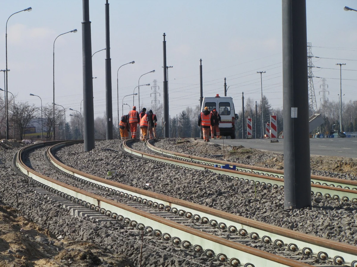 Co najmniej 75 tysięcy złotych będzie kosztowała fuszerka przy wymianie torów na ulicy Puszkina w Łodzi. Po dwóch tygodniach nowe tory trzeba rozmontować i jeszcze raz spawać. Nie wiadomo jedynie, kto za to zapłaci.