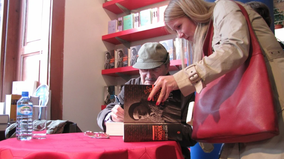 Kilkaset osób czekało dziś w kolejce po autograf jednego z najwybitniejszych twórców współczesnego teatru - Sławomira Mrożka. Polski dramaturg i prozaik spotkał się ze swoimi czytelnikami w krakowskiej Księgarni Pod Globusem.