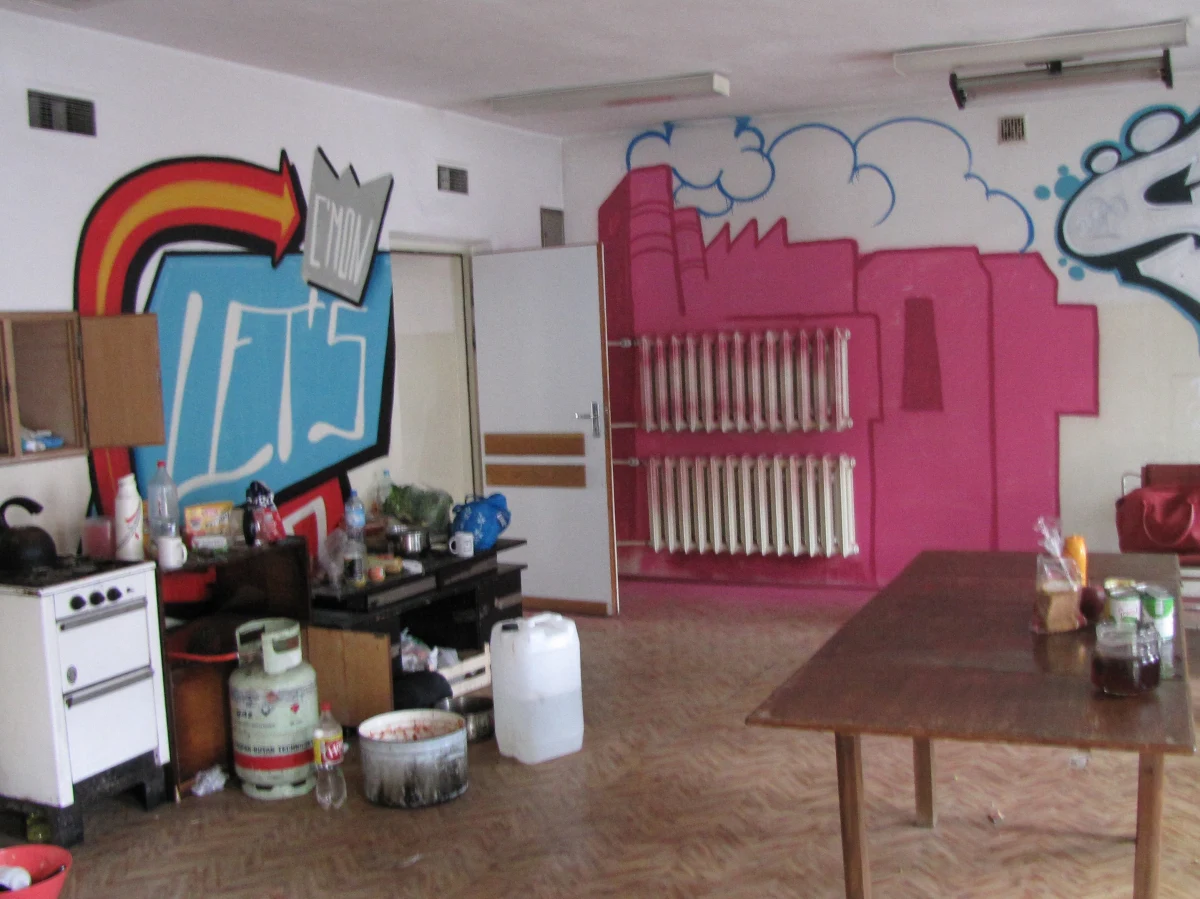 Nie ma szans, by squatterzy na stałe zostali w opuszczonej przychodni w Warszawie. To według nieoficjalnych informacji stanowisko lokalnych władz. Po 13 zaczęły się kolejne rozmowy dzikich lokatorów z przedstawicielami miasta. Wczoraj squatterzy starli się na miejscu z policją, kilka osób spędziło w budynku noc.