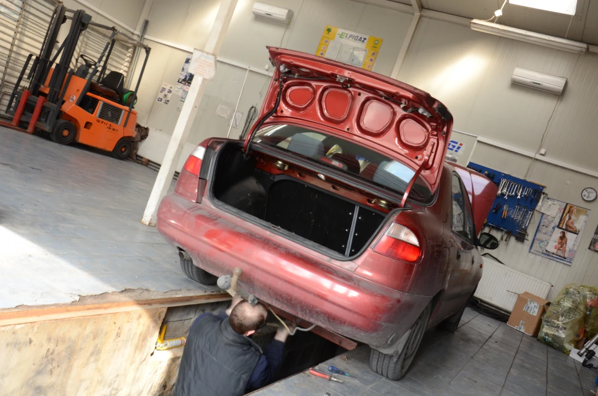 Polacy coraz częściej pytają o instalacje LPG do diesla. Mechanicy studzą zapały: to opłacalne, ale przy samochodach z dużymi silnikami i wysokim spalaniem. Na butle z gazem w autach używanych do transportu łakomym okiem patrzą jednak właściciele firm.