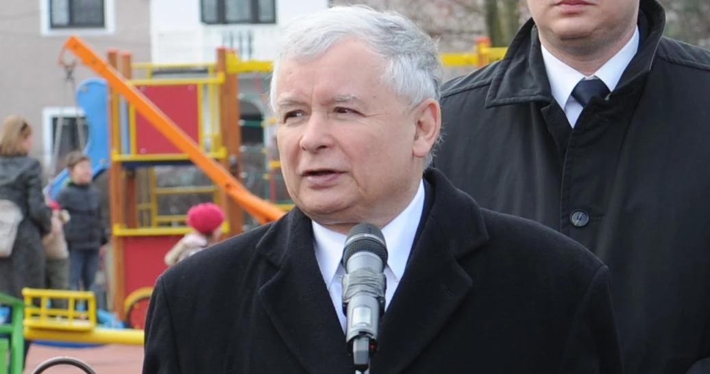 Jarosław Kaczyński na placu zabaw