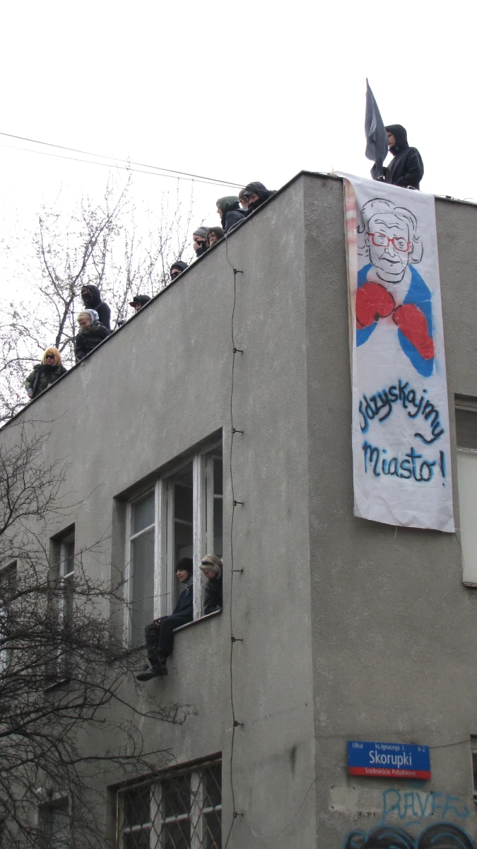 Są zarzuty dla dwóch squatterów, zatrzymanych po poniedziałkowych przepychankach z policją w centrum Warszawy. Odpowiedzą za naruszenie nietykalności cielesnej funkcjonariusza. Ponadto jeden z nich usłyszał zarzut znieważenia policjanta.