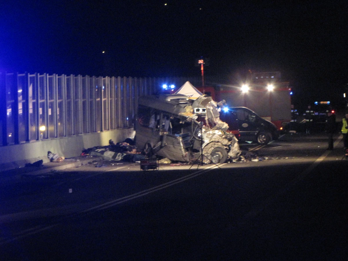 Osiem osób zginęło, a 10 jest rannych po zderzeniu busa i ciężarówki, do którego doszło na wiadukcie na drodze S69 w Przybędzy koło Żywca. Poszkodowani trafili do szpitali w Żywcu i Bielsku-Białej.