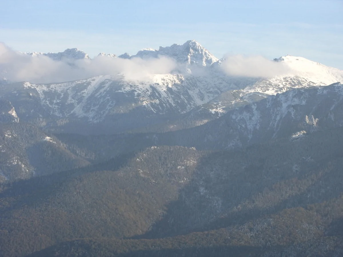 Co najmniej sześciu nowych wyciągów narciarskich w Tatrach, nowoczesnego systemu śnieżenia, a także tunelu w kopule szczytowej Kasprowego Wierchu żąda Tatraskilobby. To organizacja, która twierdzi, że reprezentuje kilka milionów polskich narciarzy, a nawet więcej - polską klasę średnią. Swoje postulaty skierowali do Tatrzańskiego Parku Narodowego. Chcą, żeby zostały uwzględnione w planie ochrony parku, który będzie regulował jego pracę przez kolejnych 20 lat. "To chore pomysły" - odpowiada dyrektor TPN Paweł Skawiński.