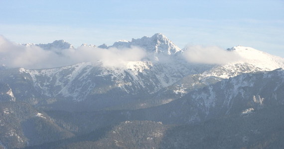 Co najmniej sześciu nowych wyciągów narciarskich w Tatrach, nowoczesnego systemu śnieżenia, a także tunelu w kopule szczytowej Kasprowego Wierchu żąda Tatraskilobby. To organizacja, która twierdzi, że reprezentuje kilka milionów polskich narciarzy, a nawet więcej - polską klasę średnią. Swoje postulaty skierowali do Tatrzańskiego Parku Narodowego. Chcą, żeby zostały uwzględnione w planie ochrony parku, który będzie regulował jego pracę przez kolejnych 20 lat. "To chore pomysły" - odpowiada dyrektor TPN Paweł Skawiński.