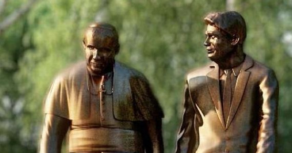 Gdańsk będzie miał nowy pomnik, upamiętniający papieża Jana Pawła II i byłego prezydenta USA Ronalda Reagana. Stanie w nadmorskim parku. Projekt uchwały w tej sprawie przegłosowali dziś gdańscy radni.