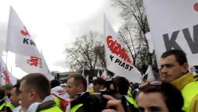 Coraz głośniej pod Sejmem, związkowcy chcą referendum ws. emerytur