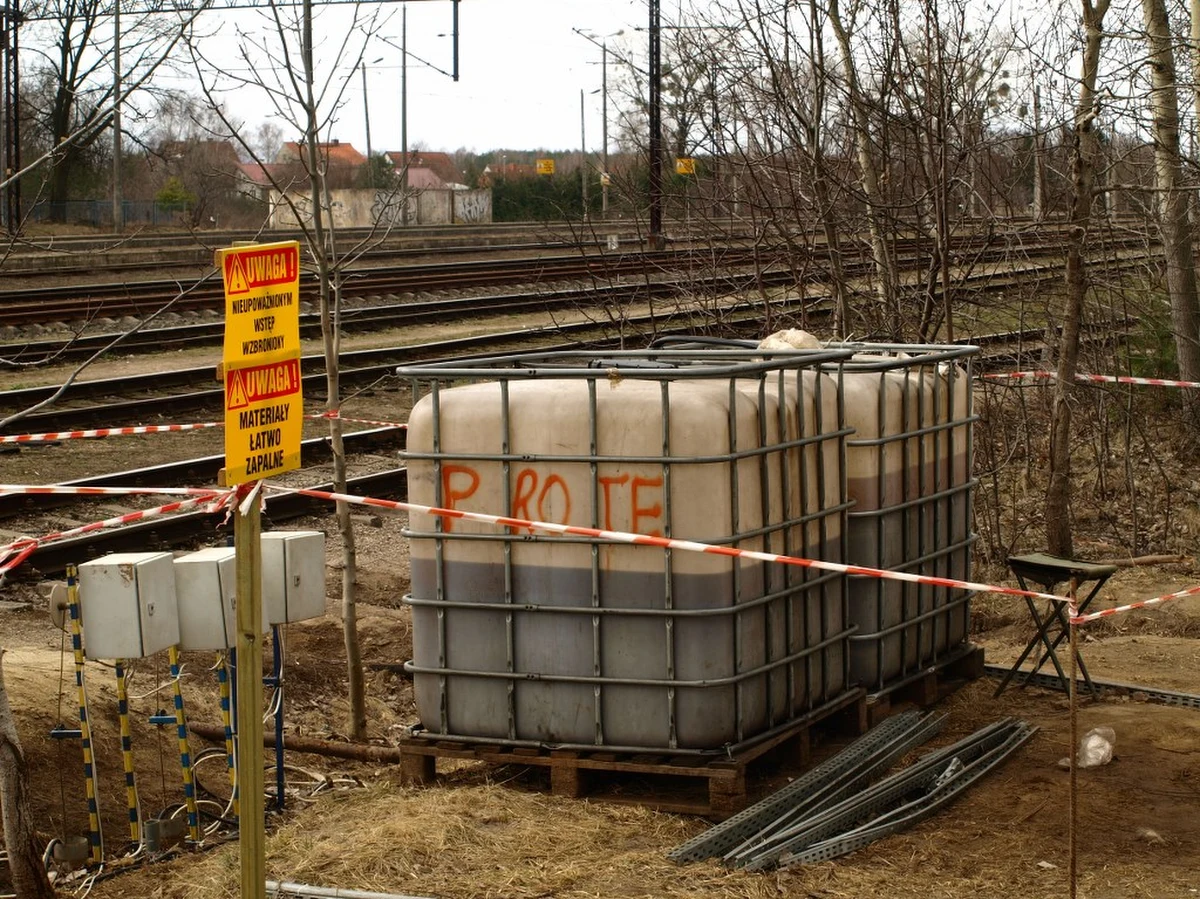 Sprawdziły się obawy mieszkańców ulicy Bażantowej w Gutkowie na obrzeżach Olsztyna. Ziemia, na której stoją ich domy, została skażona w skutek wycieku oleju napędowego z kolejowej cysterny. To wnioski z najnowszego badania terenu, przeprowadzonego po sygnałach mieszkańców obawiających się o swoje zdrowie.
