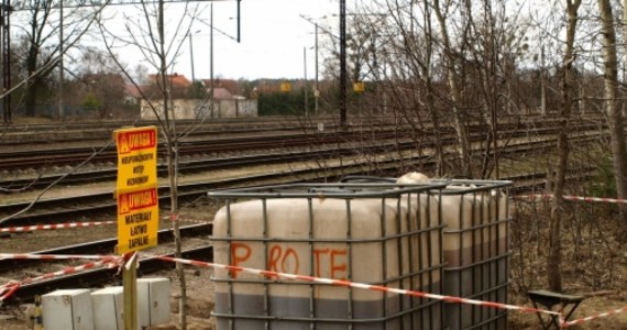 Sprawdziły się obawy mieszkańców ulicy Bażantowej w Gutkowie na obrzeżach Olsztyna. Ziemia, na której stoją ich domy, została skażona w skutek wycieku oleju napędowego z kolejowej cysterny. To wnioski z najnowszego badania terenu, przeprowadzonego po sygnałach mieszkańców obawiających się o swoje zdrowie.
