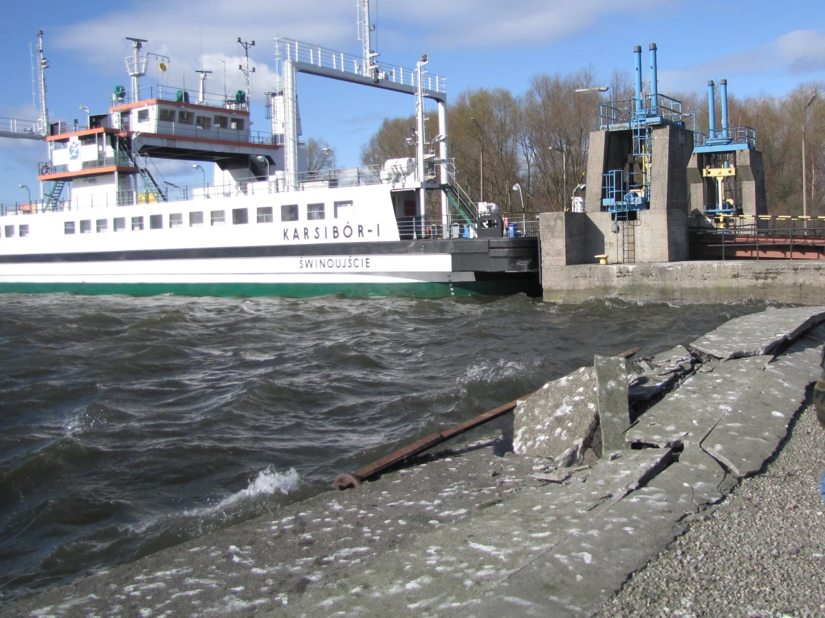 Dwa promy pasażerskie uderzyły w sobotę z ogromną siłą w nabrzeże po stronie wyspy Wolin. Na szczęście nikomu nic się nie stało. Wszystkie osoby, które były na pokładzie obu jednostek, zostały bezpiecznie sprowadzone na ląd.