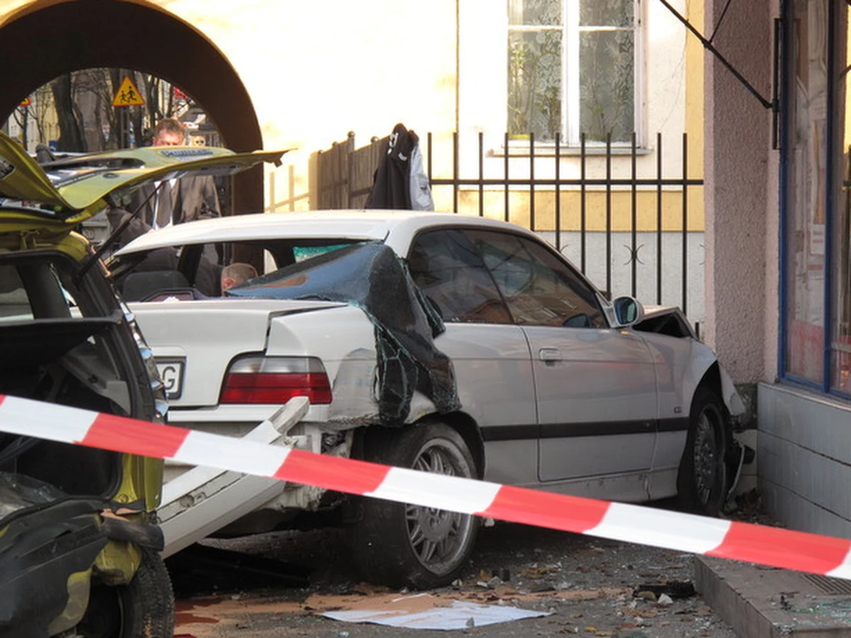4 lata bezwzględnego więzienia i zakaz prowadzenia pojazdów przez 10 lat - taki wyrok usłyszał w poznańskim sądzie sprawca dramatycznego wypadku, do którego doszło w listopadzie ubiegłego roku. 19-letni kierowca rozpędzonym samochodem zabił dwie osoby, a dwie kolejne ranił. Prokurator żądał dla niego kary 8 lat pozbawienia wolności.