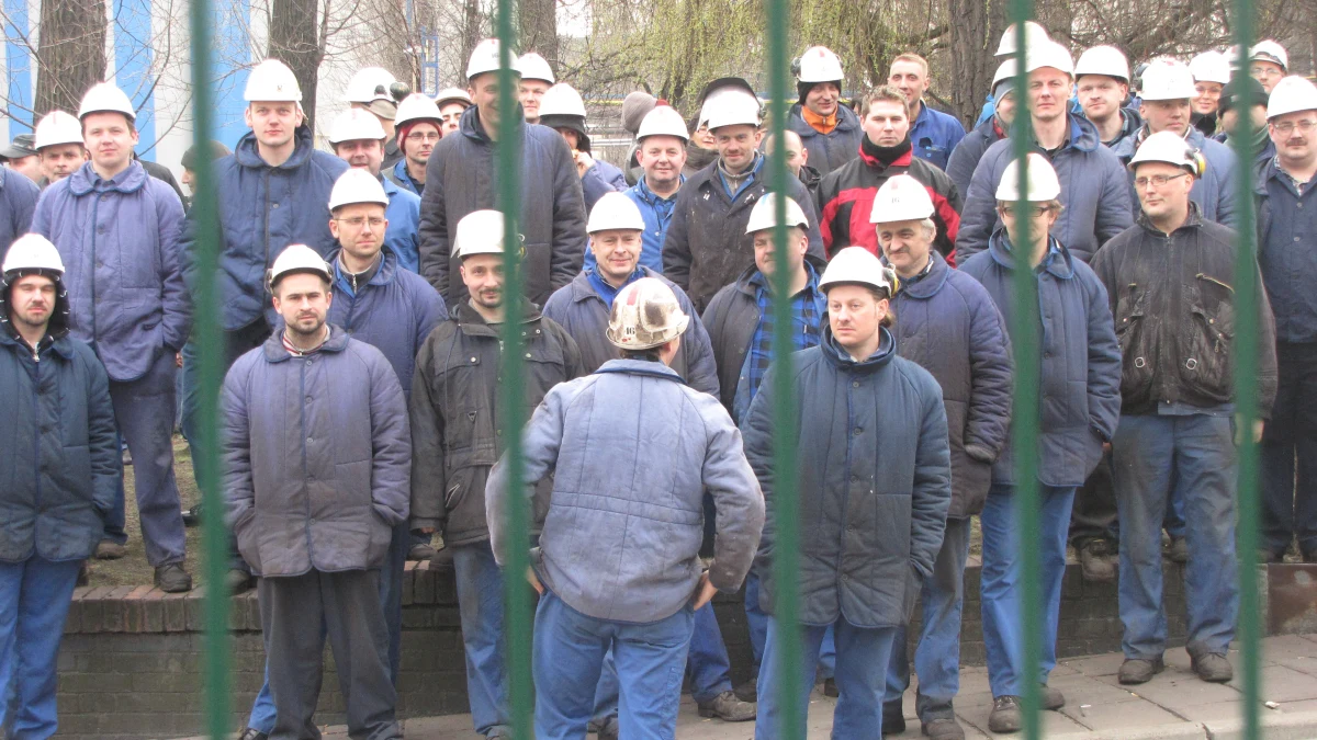 Około 400 osób strajkuje w Hucie Batory w Chorzowie w obronie miejsc pracy. Nie pracują załogi walcowni i rurowni. Po południu do protestujących wyszedł prezes zarządu zakładu i zaprosił delegatów na rozmowy.