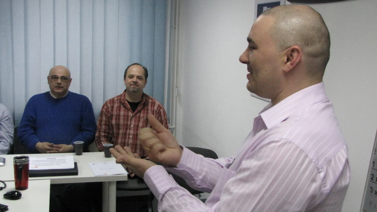 15 szczecińskich celników przechodzi szkolenie z języka migowego. Wiedza ta umożliwi im przyjmowanie głuchoniemych petentów bez pomocy profesjonalnego tłumacza. Warsztaty językowe potrwają miesiąc.