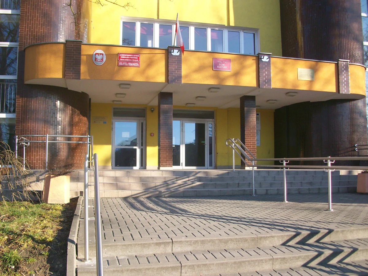 Szczecińska Prokuratura Okręgowa wszczęła śledztwo w sprawie przekroczenia uprawnień przez byłego burmistrza Pyrzyc - Kazimierza Lipińskiego. Śledczy badają sprawę remontu domu kultury, przy którym nie ogłoszono między innymi przetargów na niektóre prace, w związku z czym gmina musiała oddać unijną dotację.