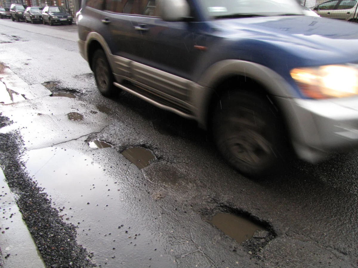 Szykujmy się na kolejny silny wzrost stawek ubezpieczeniowych. W tym roku obowiązkowe OC dla kierowców ma podrożeć nawet o 20 procent - twierdzą analitycy. To bardzo duża podwyżka tym bardziej, że już w zeszłym roku ceny ubezpieczeń wzrosły o 11 procent. Jednocześnie lawinowo rośnie liczba skarg na ubezpieczycieli.