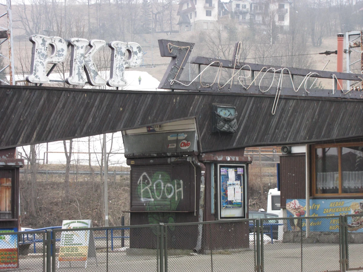 W Zakopanem już niedługo biletów na pociąg trzeba będzie zapewne szukać na poczcie lub dworcu... autobusowym. Przewozy Regionalne zamierzają bowiem zlikwidować swoje kasy biletowe na stacji kolejowej i przenieść je tam, gdzie jest taniej. Pasażerowie nowym pomysłem są nieco zaskoczeni i zdegustowani.