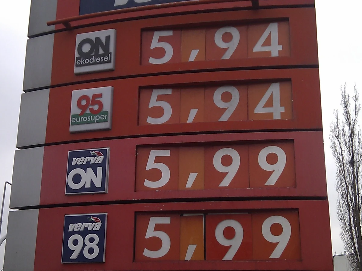 Niestety nie mamy dobrych wiadomości dla kierowców. Potwierdzają się złe prognozy cen paliw, które stopniowo idą w górę. Nasz reporter odwiedził jedną ze stacji benzynowych w Warszawie. Jak usłyszał od jednego z tankujących, "jest drogo, ale nie ma wyjścia". I właśnie ten brak wyboru to główny powód tego, że może nieznacznie, ale jednak ceny na stacjach przed świętami wzrosły.