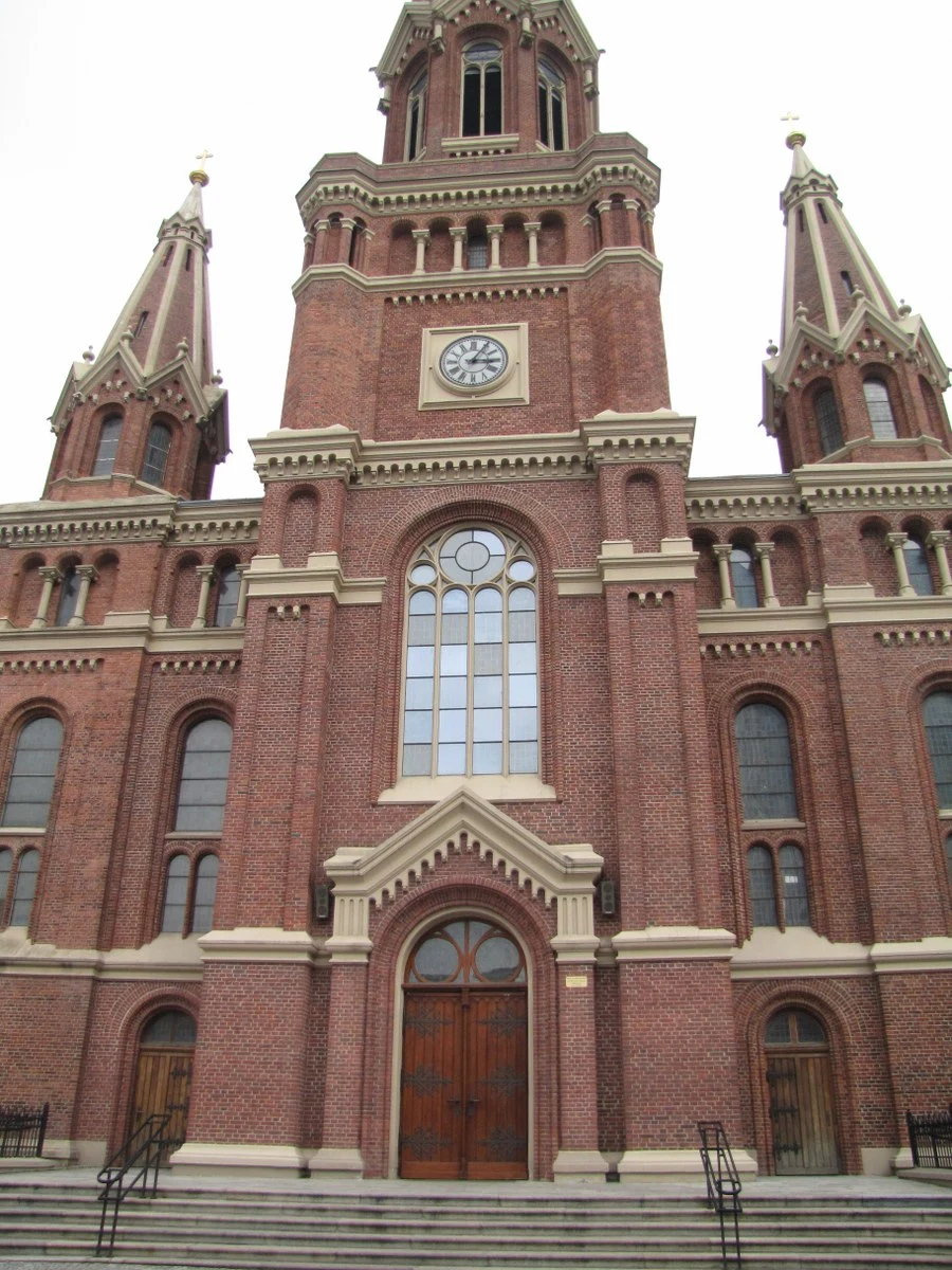200 wniosków o dofinansowanie odnowy zabytków trafiło do łódzkiego Urzędu Marszałkowskiego. Jak ustaliła reporterka RMF FM, to prawie dwa razy więcej niż w ubiegłym roku. Termin składania dokumentów minął dzisiaj. Było o co się starać, bo do podziału urząd ma dwa miliony złotych. Jak bardzo potrzebne są pieniądze na restaurację, pokazuje przykład łódzkiego kościoła Ojców Jezuitów.