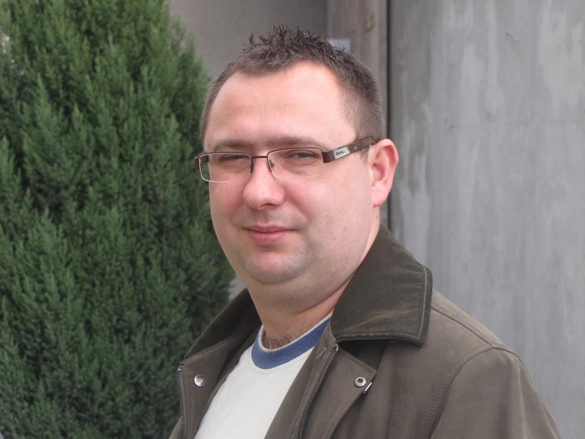 "16 osób zginęło, ja dostałem drugie życie" -  tak mówi reporterowi RMF FM Marcinowi Buczkowi Paweł Ważny, kierownik pociągu Przemyśl - Warszawa. 3 marca wieczorem skład zderzył się czołowo z innym pociągiem pod Szczekocinami. Pan Paweł przeżył wypadek, bo był w ostatnim wagonie. Choć sam był ranny, pomagał innym.