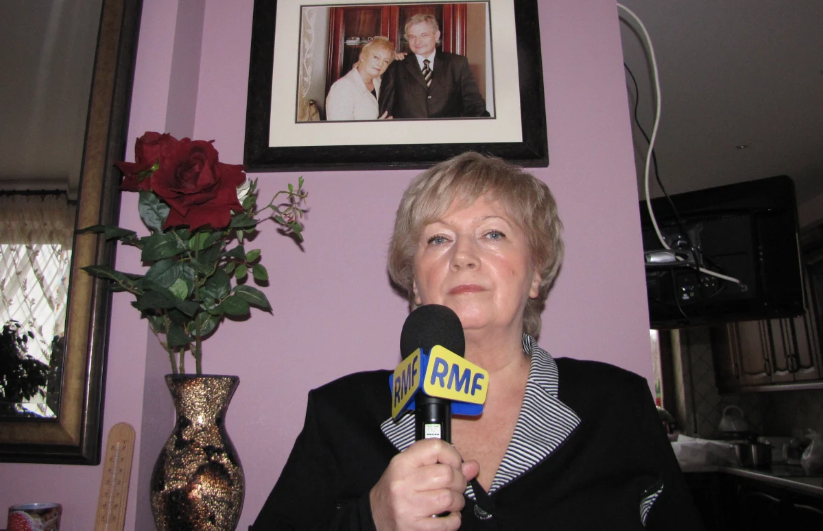 "On dużo pracował, często wyjeżdżał, więc wciąż czekałam i teraz też czekam, a jego nie ma. Dziś nie zależy mi na atmosferze wspólnoty, po prostu tęsknie do męża. Pomodlę się, pójdę do kościoła. Mnie zawsze smutno, kiedy jego nie ma" - mówi w Kontrwywiadzie RMF FM Halina Wassermann, żona posła Zbigniewa Wassermanna. "Byliśmy razem 40 lat. Dzieci o mnie dbają, nie jestem sama, ale każda miłość jest inna. Tej więzi z mężem nic już nie wypełni" - dodaje.