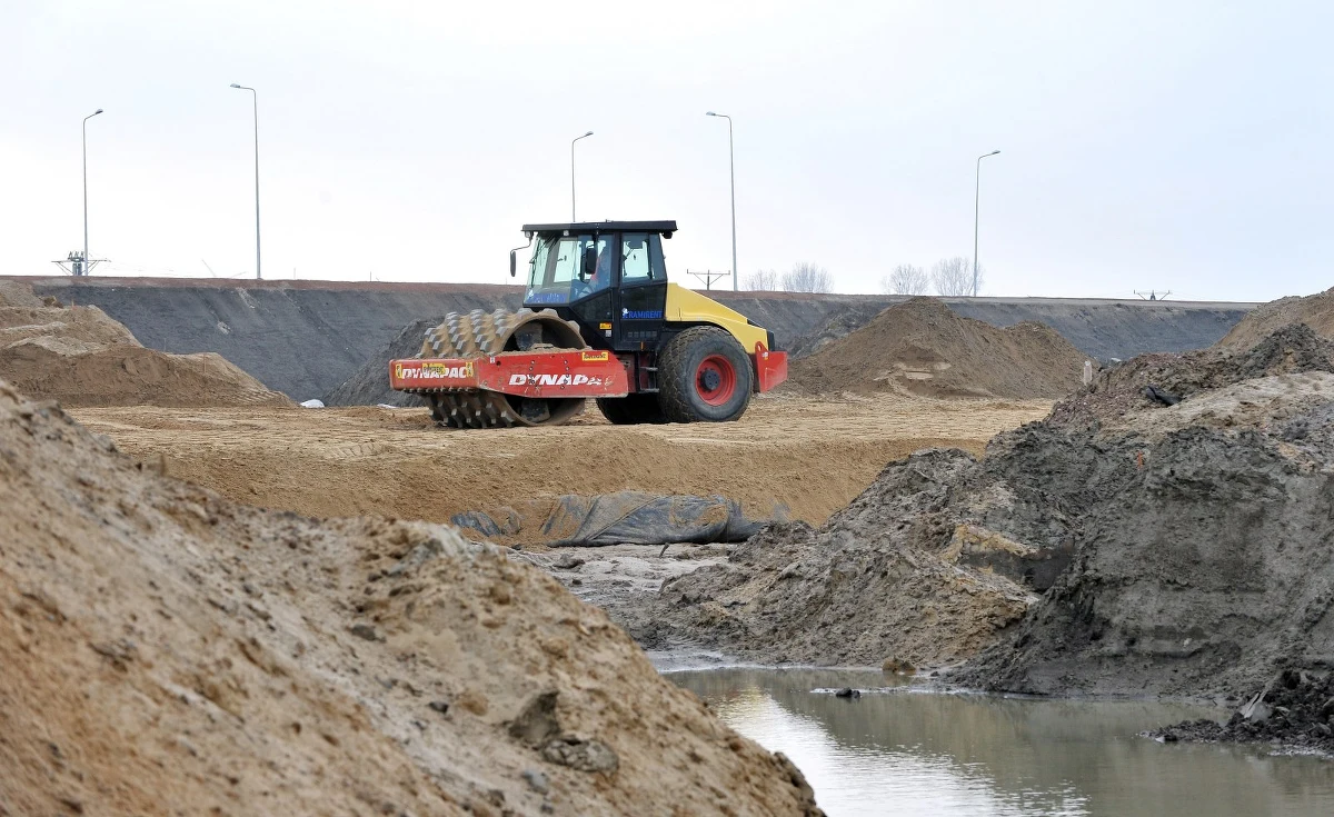 Ministerstwo Transportu ma na początku maja poinformować, czy autostrada A2 będzie przejezdna na Euro 2012. To informacja oficjalna. Nieoficjalnie wiadomo, że nie ma na to żadnych szans, a resort już zastanawia się, jak wytłumaczyć swoją porażkę na budowie autostrady.