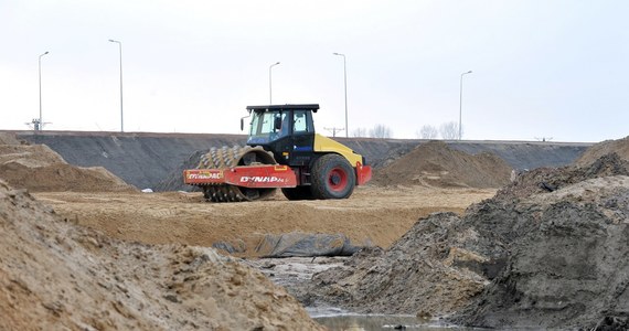 Ministerstwo Transportu ma na początku maja poinformować, czy autostrada A2 będzie przejezdna na Euro 2012. To informacja oficjalna. Nieoficjalnie wiadomo, że nie ma na to żadnych szans, a resort już zastanawia się, jak wytłumaczyć swoją porażkę na budowie autostrady.
