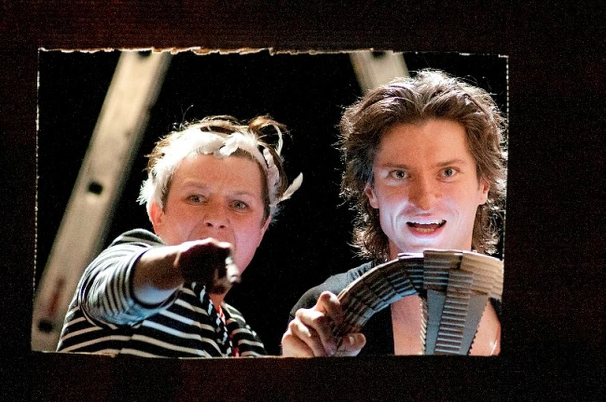 Spektakl Grupy Coincidentia "Krwawa jatka" już 19 i 20 kwietnia zagości na deskach warszawskiego Teatru Na Woli. Sztukę wyreżyserował Łukasz Kos na podstawie tekstu Michała Walczaka. W spektaklu makabreska przeplata się z konwencją teatru lalek, a sensacja miesza z komedią obyczajową, by osiągnąć po chwili formę specyficznie polskiego horroru.