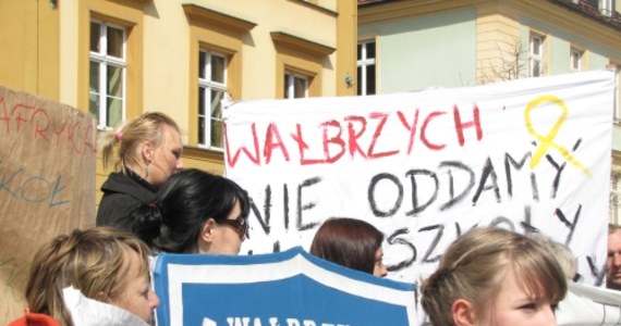 Około stu osób wzięło udział we wrocławskiej manifestacji przeciwników likwidacji placówek oświatowych na Dolnym Śląsku. Samorządy chcą zamknąć ok. 80 szkół w regionie. Protestowali głównie uczniowie i ich rodzice.