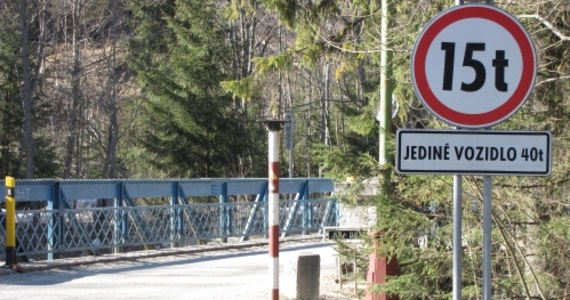 Co łączy Polskę i Słowację? Absurd... A właściwie "most absurdu" na dawnym przejściu granicznym na Łysej Polanie w Tatrach. Po słowackiej stronie mostu widnieje znak z ograniczeniem tonażu samochodów do 15 ton. Po polskiej stronie znak ogranicza ciężar samochodów do... 7,5 tony.