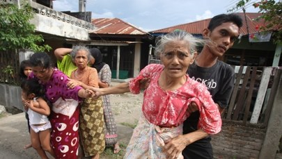 Panika po trzęsieniu ziemi w Indonezji