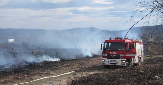 W krakowskich Bronowicach strażacy dogaszają pożar ponad 10 hektarów nieużytków. Z ogniem, który zagrażał pobliskim budynkom mieszkalnym, walczyło 100 strażaków. Najprawdopodobniej pożar jest skutkiem podpalenia.