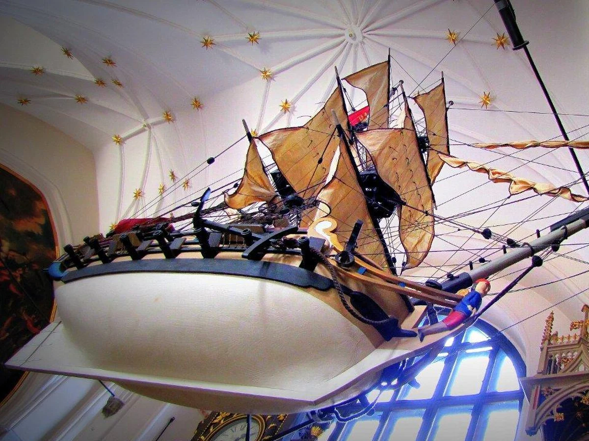 Niecodziennie porządki odbywają się w zabytkowym Dworze Artusa w Gdańsku. Dziś czyszczone są tam modele okrętów, wiszących na co dzień nad głowami zwiedzających. Statki, dzięki specjalnemu mechanizmowi są opuszczane na niewielką wysokość i odkurzane.