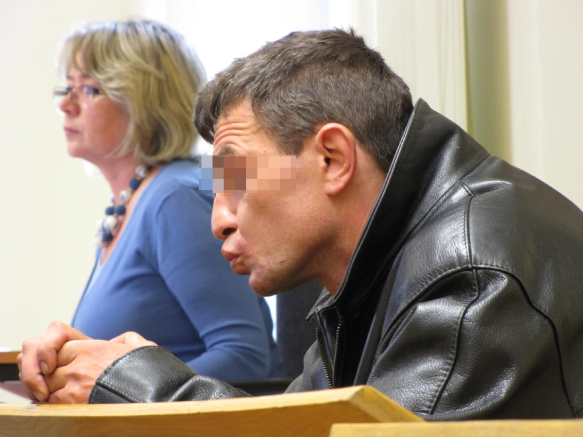 Zakopiański sąd postanowił umorzyć na dwa lata sprawę "Janosika", który od kilku lat znęca się nad zwierzętami i pozuje do zdjęć z owieczkami na Krupówkach. Jedną z przesłanek było to, że Piotr Ż. obiecał poprawę oraz że zaprzestanie swojego procederu. Niestety, zaraz po wyjściu z sali sądowej zdanie zmienił i zapowiedział, że nadal będzie chodził z owieczką po Krupówkach, bo "musi z czegoś żyć".
