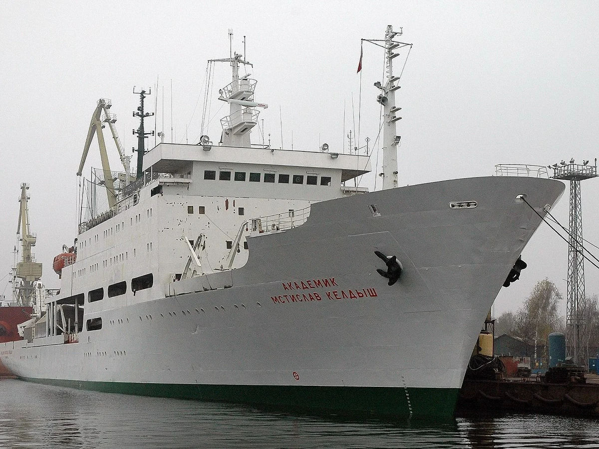 Dwa ogromne batyskafy zanurzają się w oceanie. Po chwili z ciemności wyłania się wrak Titanica. Widać jego wnętrze. Zniszczony fortepian, głowa lalki, schody i sejf, w którym rzekomo miał być schowany brylant nazywany Sercem Oceanu. To pierwsze sceny znanego na całym świecie filmu Jamesa Camerona obsypanego Oscarami. Dokładnie 10 lat po premierze "Titanica" rosyjska jednostka "Akademik Mścisław Kiełdysz", która "zagrała" w filmie gościła w Szczecinie. Reporter RMF FM był na pokładzie obok wielkich batyskafów, które wykorzystał w swoim hicie reżyser.