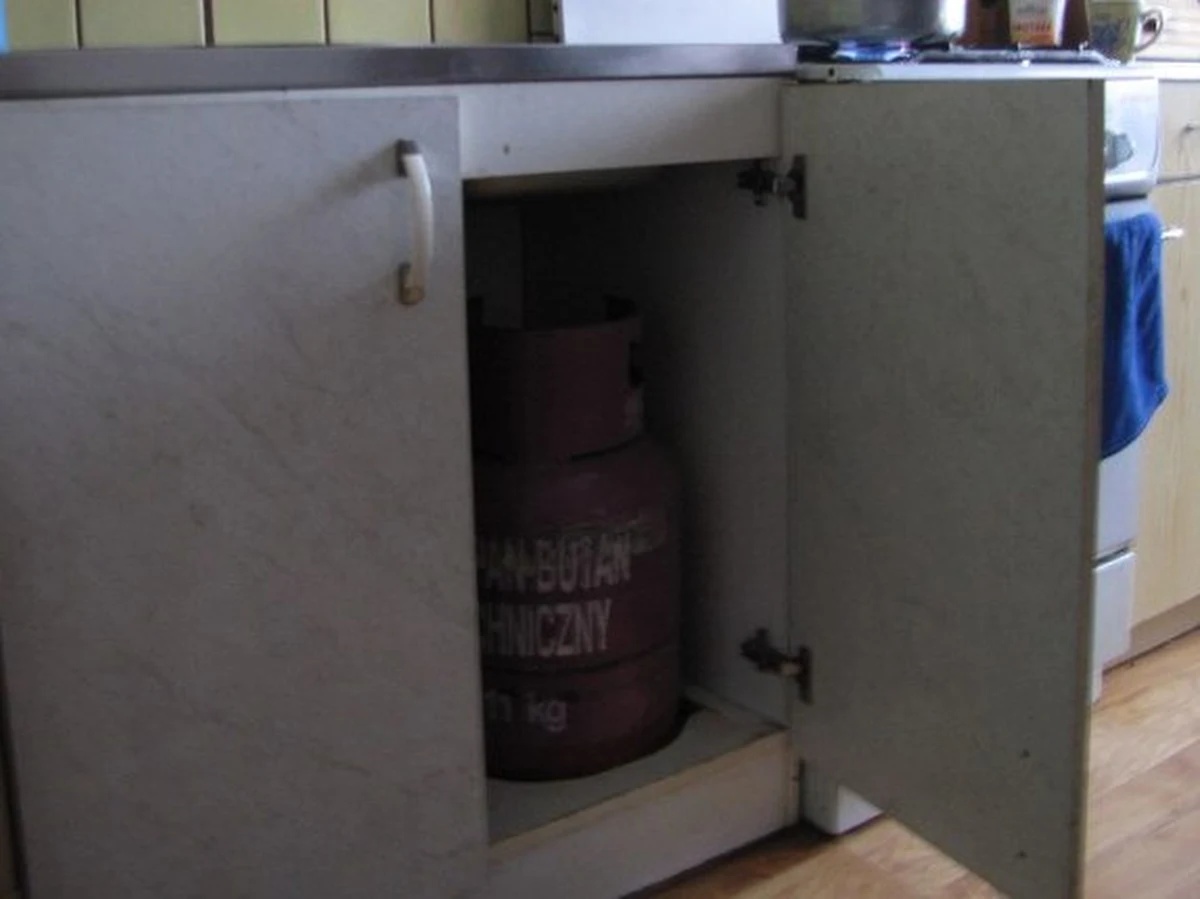 Część mieszkańców bloku socjalnego w Kunkach niedaleko Olsztyna wciąż ma niesprawne instalacje gazowe. To wniosek z przeprowadzonej tam ponownej kontroli. Sytuacja i tak jest jednak lepsza niż jeszcze dwa tygodnie temu - poprzednia inspekcja wykazała bowiem nieszczelności aż w 13 mieszkaniach.